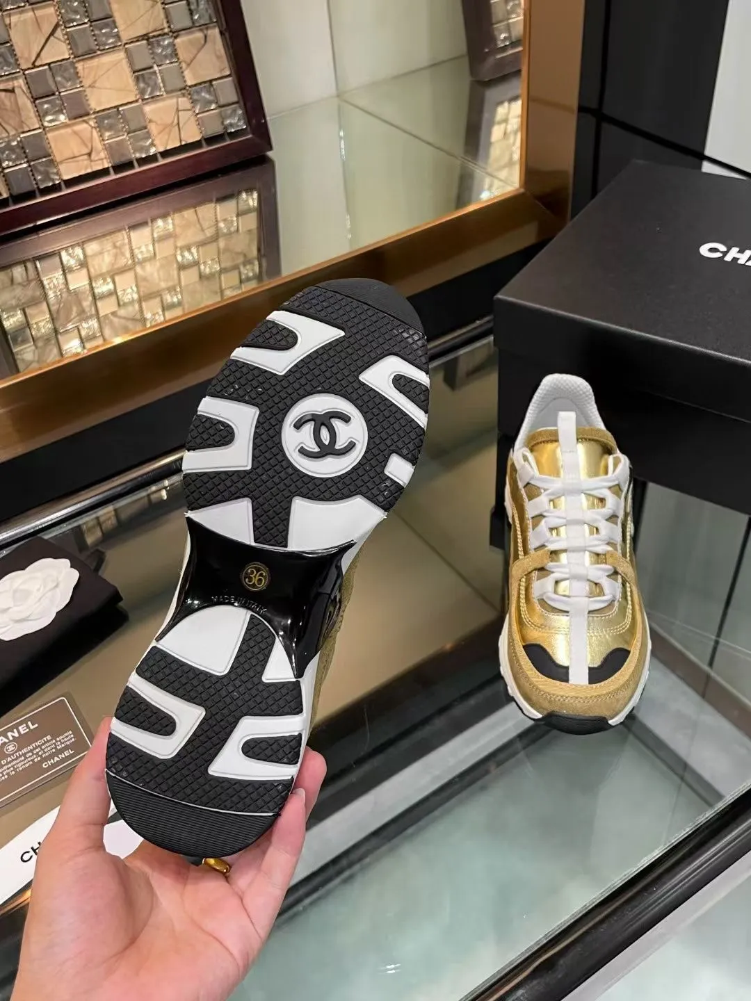 👟👟Ex-factory price 600👟👟Chanel Chanel 25SS latest white shoes, casual sports shoes, skate shoes, original purchase, development and production. Xiaoxiang C’s counter is another super hot model, loved by Internet celebrity bloggers and ladies, various praises on social platforms, super popular, high quality, breathable and super spring and summer. Seeing this issue always arouses the inner desire of girls for fashion. The latest calfskin material Classic black and white color scheme, fashionable on the feet and easy to care for #Material: Original customized imported cowhide material #Inner lining: Customized soft sheepskin lining #Sole: Original open-molded TPU non-slip outsole #Sole thickness: 2.5CM Size: 35-40 (custom-made size 40 is not returnable)